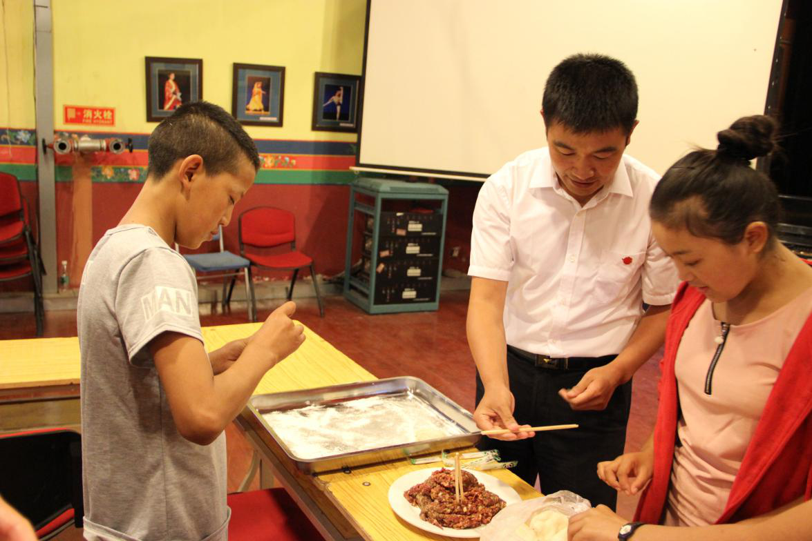 关爱孤儿 共度佳节 千喜鹤领导看望藏族孤儿